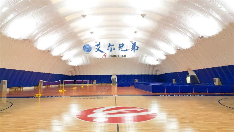 氣膜體育館內(nèi)部寬敞，現(xiàn)代感十足